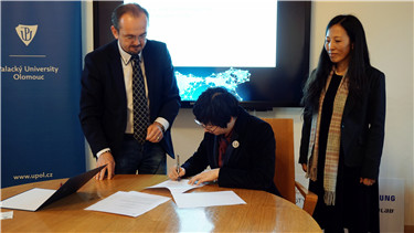 4、刘校长签署与捷克帕拉茨基大学校际合作协议.jpg
