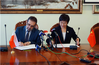 7、刘校长与波兰奥波莱大学校长签署校际合作协议.jpg