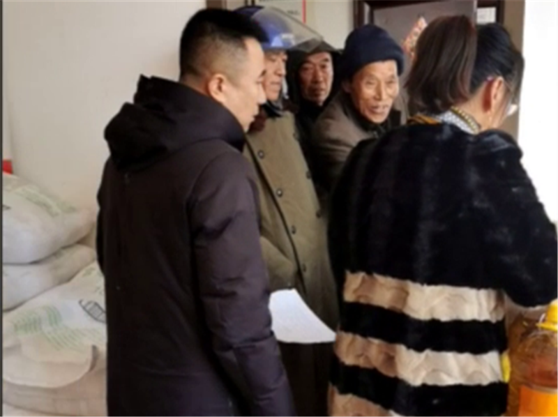 驻村工作队代表党委统战部（机关党委）向贫困户发放了米面油等生活用品_副本.png